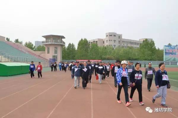 离退休教职工阳春四月健步走